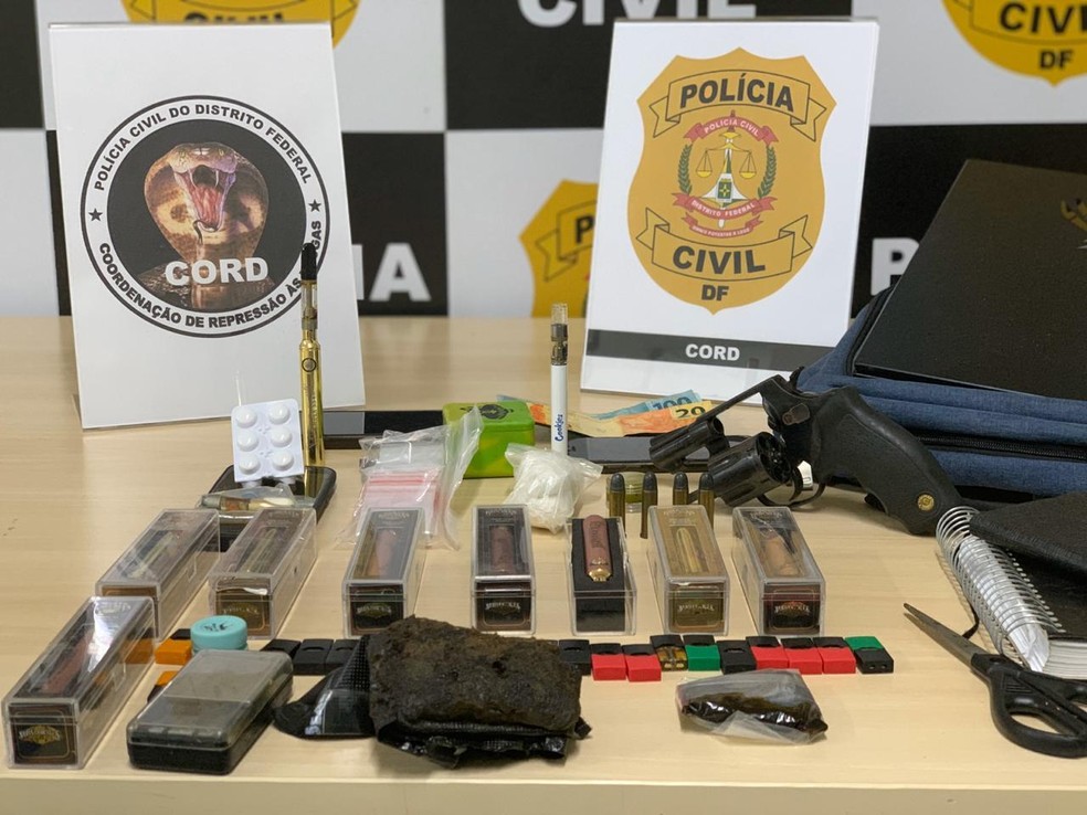 Polícia Civil apreende drogas e cigarros elétricos em buscas no âmbito da Operação Moustache — Foto: PCDF/Divulgação 