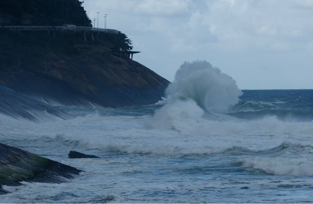 Orla carioca tem mar agitado em mais um dia de ressaca e estragos ...