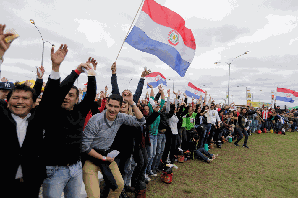 Paraguai bate recorde mundial de maior roda de tereré (Foto: Jorge Adorno/Reuters)