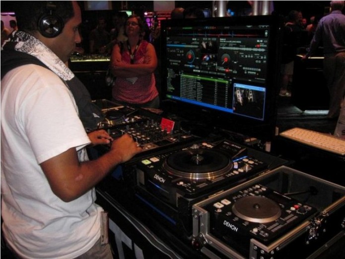 DJ usa software com controladores (Foto: Divulgação / Virtual DJ)