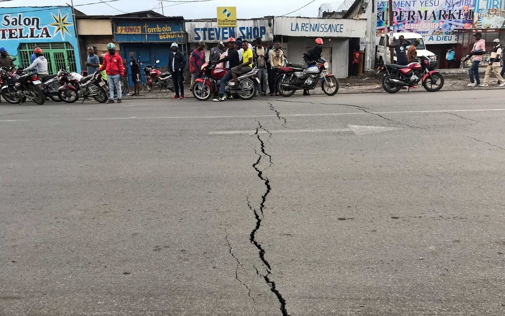 Rachadura em avenida provocada por tremores de terra após vulcão Nyiragongo entrar em atividade — Foto: Reuters