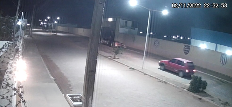 Carro de Honorina na noite do crime, indo em direção ao açude onde o corpo da professora foi encontrado, em Cuité, PB — Foto: Reprodução/TV Cabo Branco