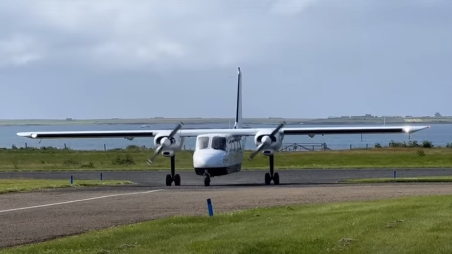 O avião modelo Britten-Norman Islander da Loganair, que faz o voo mais curto do mundo no norte da Escócia