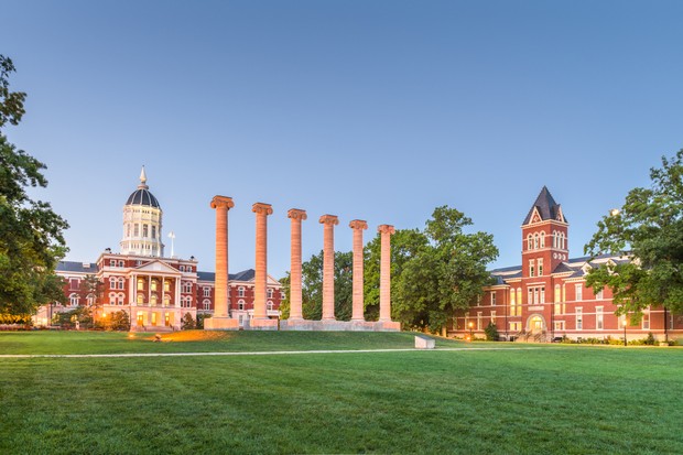 Columbia, Missouri, USA historic columns at twilight. (Foto: Getty Images/iStockphoto)