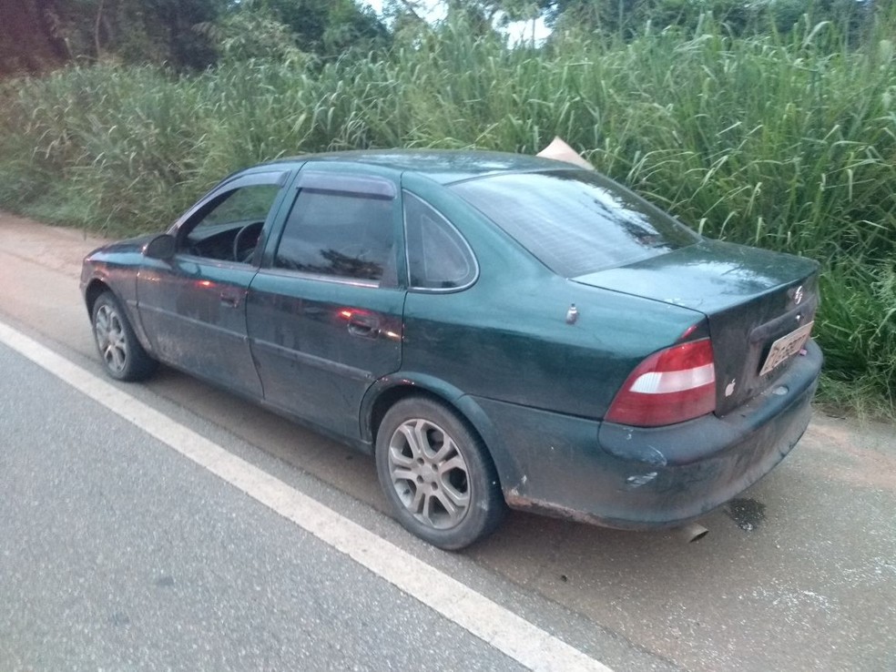 Família suspeita de assaltar borracharia foi encontrada em um carro em Capela do Alto (Foto: Divulgação/PM)