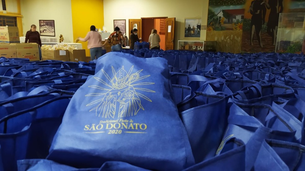 Sem a tradicional festa, os kits com a macarronada foram distribuídos de casa em casa pela cidade — Foto: Divulgação