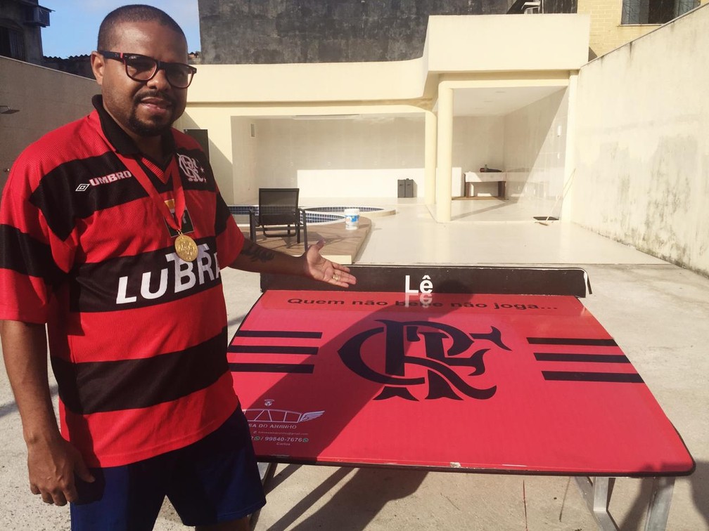 Lê tem um futmesa personalizado com o seu nome de um lado, e o do filho do outro — Foto: Thiago Lima