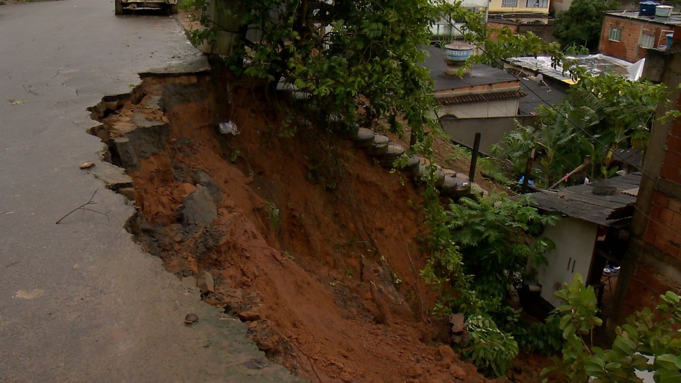 Chuva abriu crateras em encostas em Cariacica, ES — Foto: Reprodução/TV Gazeta