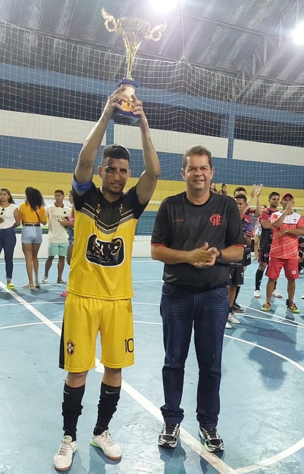 Radames, capitão do Rivera, de Tarauacá, ergue troféu de conquista do 1º turno — Foto: Divulgação/Fafs
