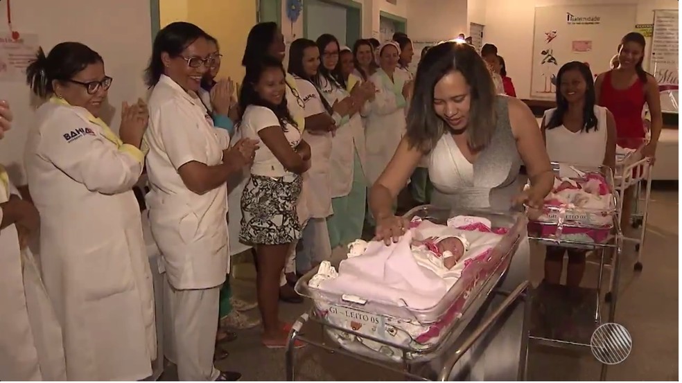 Quadrigêmeos receberam alta após mais de um mês do nascimento (Foto: Reprodução/TV Bahia)