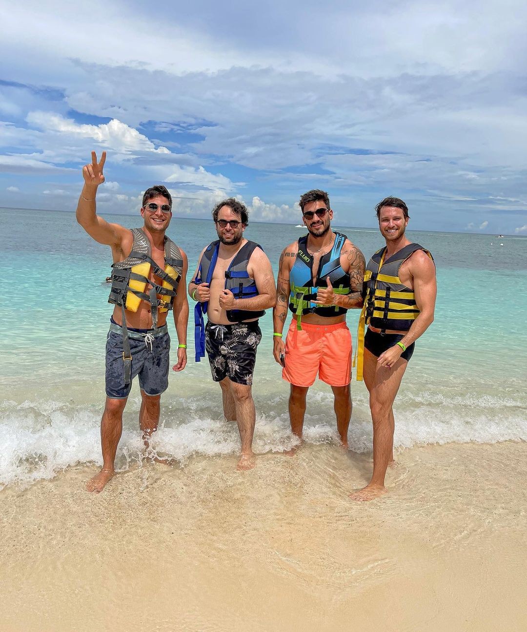 Gui Napolitano, Lucas Bissoli e André Martinelli curtiram dia de praia nas Ilhas Cayman (Foto: Reprodução/Instagram)