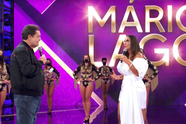 Faustão entrega Troféu Mário Lago a Ivete Sangalo (Foto: TV Globo)
