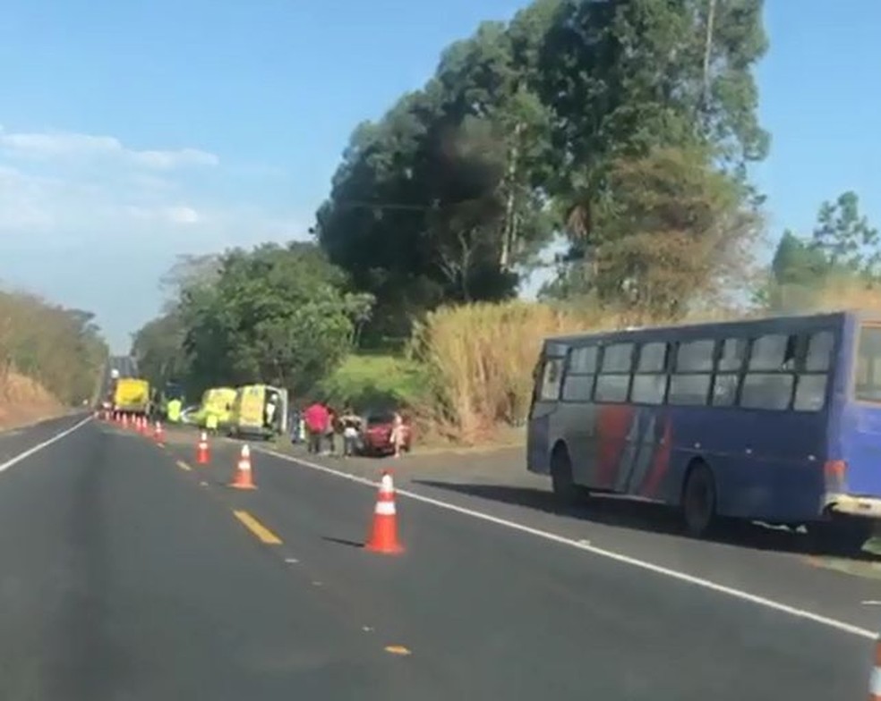 Batida entre ônibus e caminhão deixa feridos em rodovia de Borborema — Foto: Arquivo pessoal