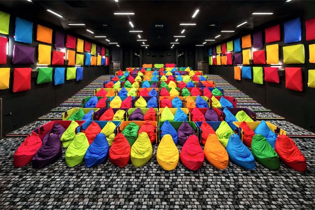 Cinema na Eslováquia encanta pela explosão de cores (Foto: Reprodução)
