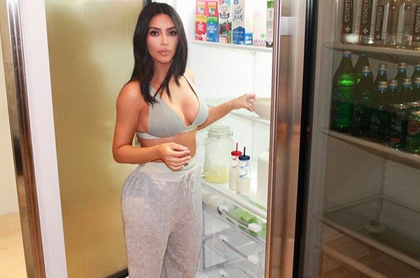 A socialite Kim Kardashian em frente à sua geladeira vazia (Foto: Instagram)