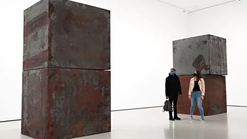 Equal, outra obra de Richard Serra, exposta no Museu de Arte Moderna de Nova York, nos EUA — Foto: Getty Images/Via BBC