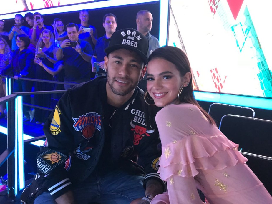 Neymar e Bruna Marquezine acompanham a final do 'The Voice Kids'