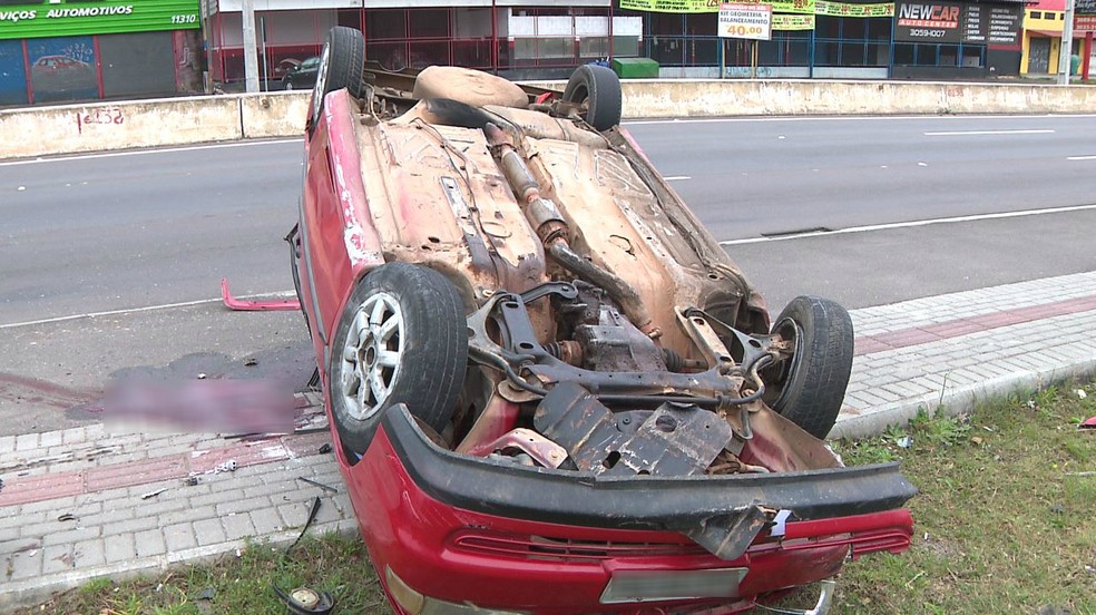 Uma pessoa morreu e duas ficaram feridas em acidente na Rodovia JoÃ£o Leopoldo Jacomel (Foto: Everson Moreira/RPC Curitiba)