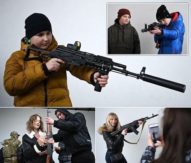 Crianças aprendem a manusear armas na Ucrânia (Foto: Reprodução/ Twitter)