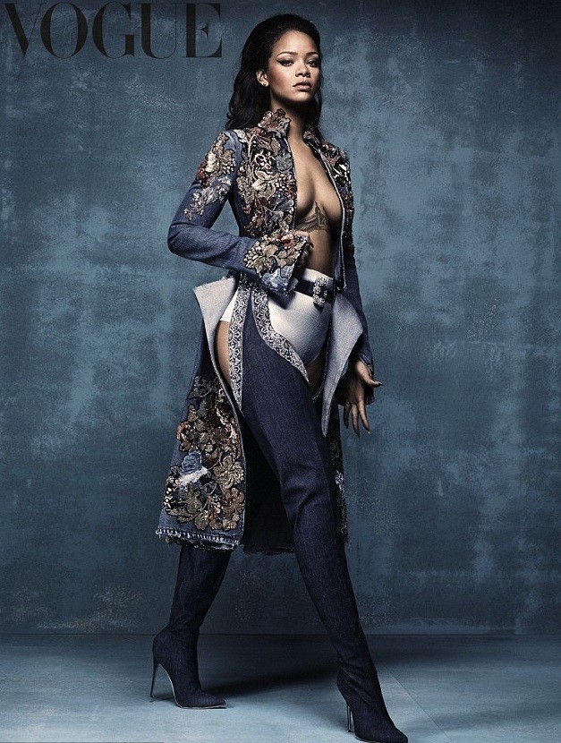 O début das polêmicas botas de Rihanna para a Manolo Blahnik (Foto: Vogue UK)