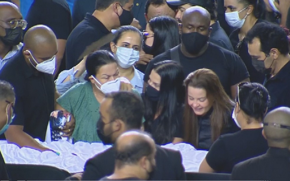 Cantoras Maiara e Maraisa ampararam mãe de Marília Mendonça durante velório em Goiás. — Foto: Reprodução/TV Globo