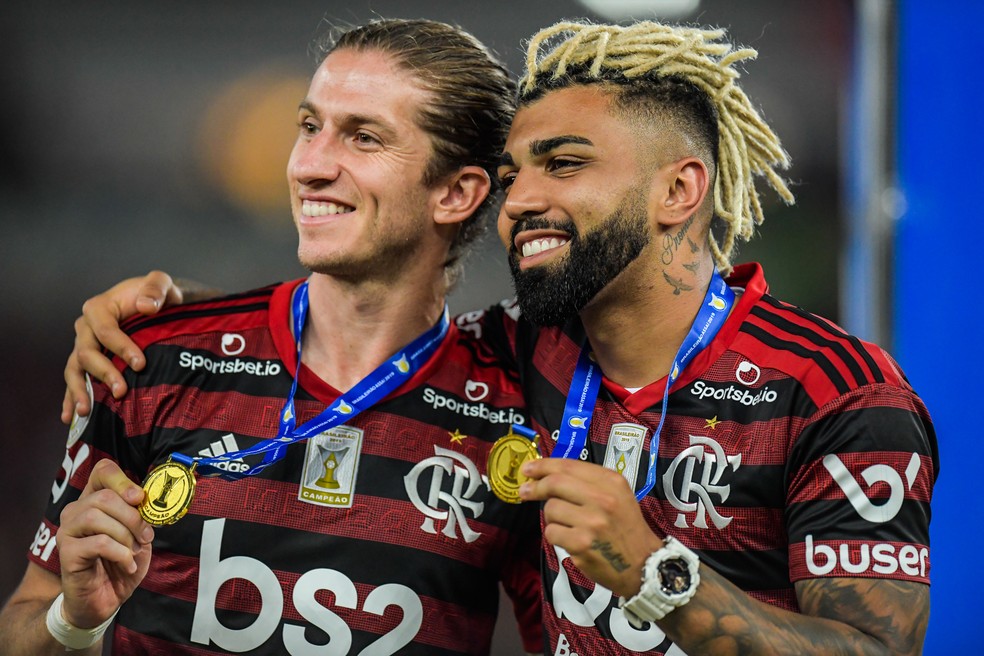 Filipe Lu&iacute;s e Gabigol posam com as medalhas de campe&atilde;o brasileiro &mdash; Foto: Jorge R Jorge/BP Filmes.