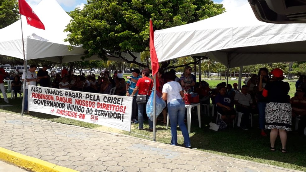 Servidores fazem manifestação no Centro Administrativo do RN, contra atraso de salários  — Foto: Julianne Barreto/Inter TV Cabugi