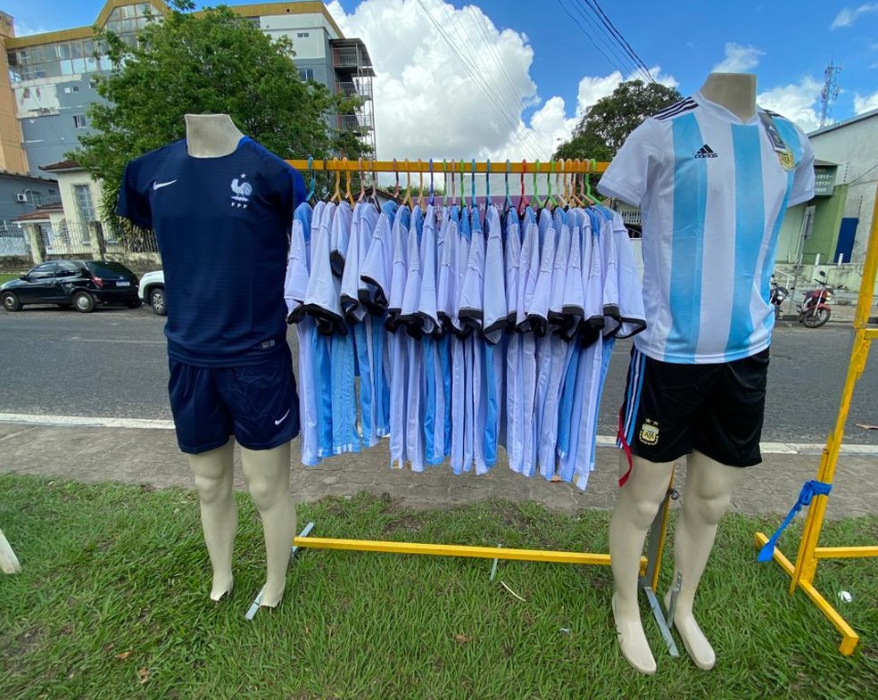 Camisas da França também estão à venda, mas da seleção argentina dominam a arara de roupas — Foto: Ivonisio Lacerda Júnior/ge