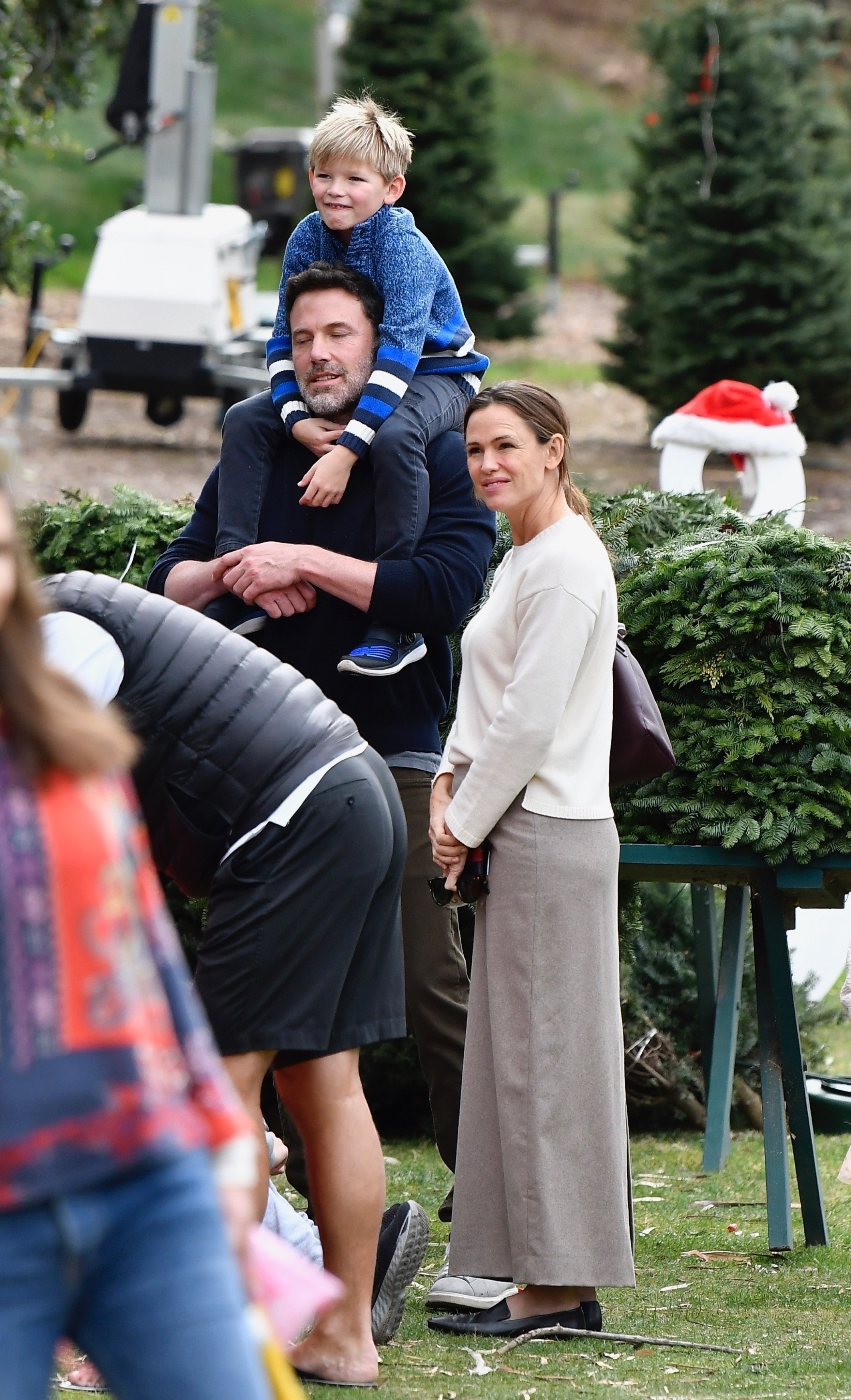 Ben Affleck e Jennifer Garner levam filhos para escolher nova árvore de natal (Foto: Boaz / BACKGRID)