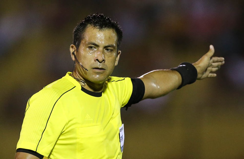 O árbitro chileno Julio Bascuñán apitará o jogo — Foto: César Greco / Ag. Palmeiras / Divulgação