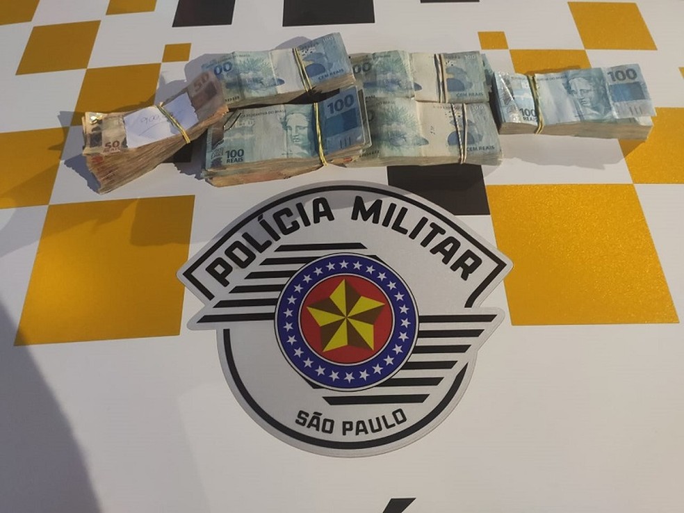 Policiais encontraram quase R$ 49 mil reais dentro de carro na SP-225 em Jaú (SP) e ocupantes não souberam informar origem do valor — Foto: Polícia Militar/ Divulgação