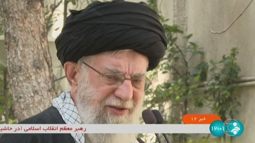 Aiatolá Ali Khamenei, líder supremo do Irã, condena ataques a meninas — Foto: JN