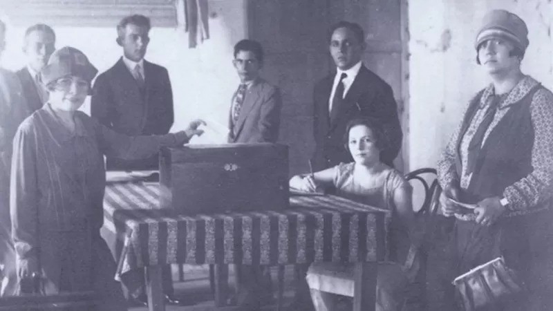 Foto em domínio público, de autor desconhecido, do acervo da Prefeitura de Mossoró, mostra Celina votando em 1928 (Foto: Reprodução via BBC News Brasil )