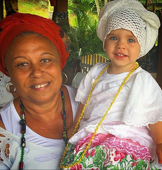 Maria Eduarda no colo de Mãe Neide  (Foto: Reprodução - Instagram)