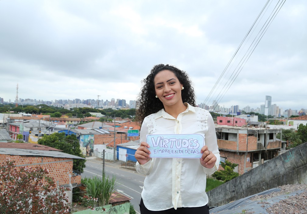 Stephanie Giovana da Rocha, de 19 anos, mora na Vila Torres, comunidade de Curitiba — Foto: Giuliano Gomes/PR Press