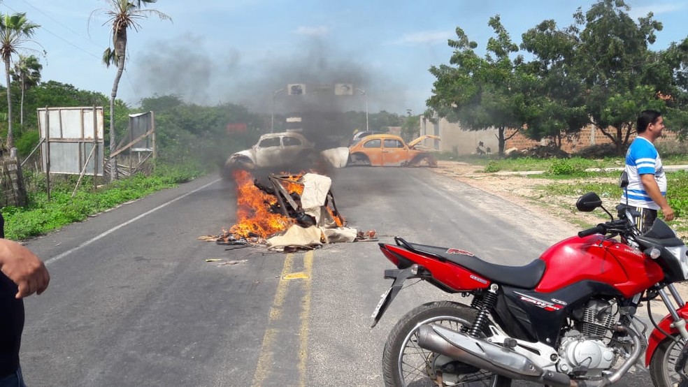 Moradores de Buriti dos Montes fecham trÃ¢nsito na PI 322 em protesto pela falta de asfalto  â€” Foto: Gerson Oliveira