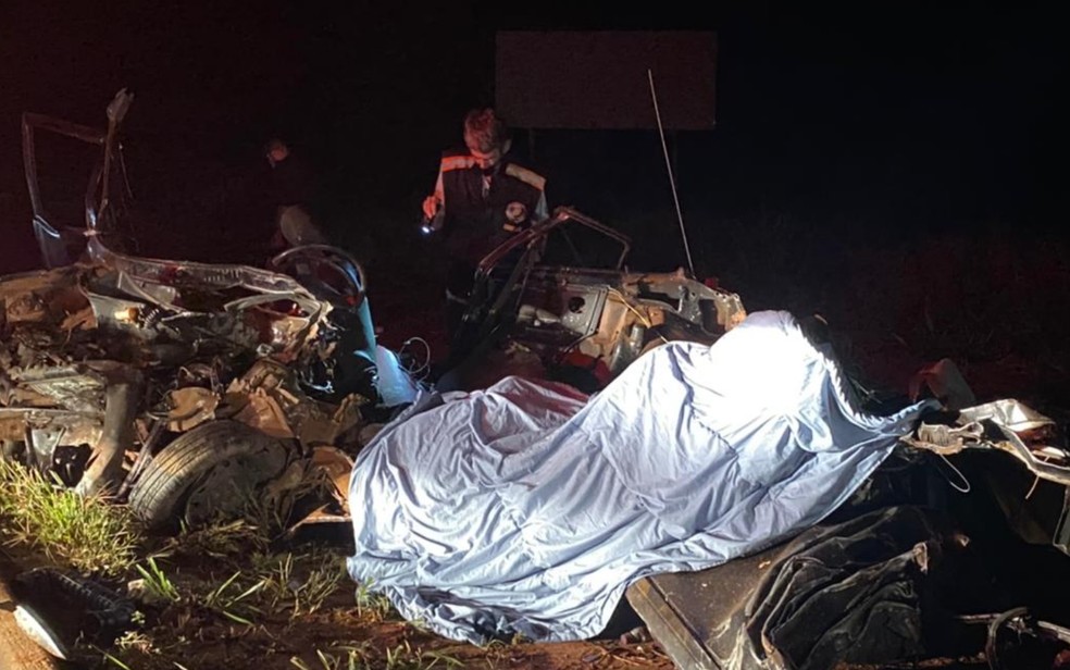 Acidente deixa quatro mortos: mãe, dois filhos e cunhado — Foto: Reprodução/TV Anhanguera