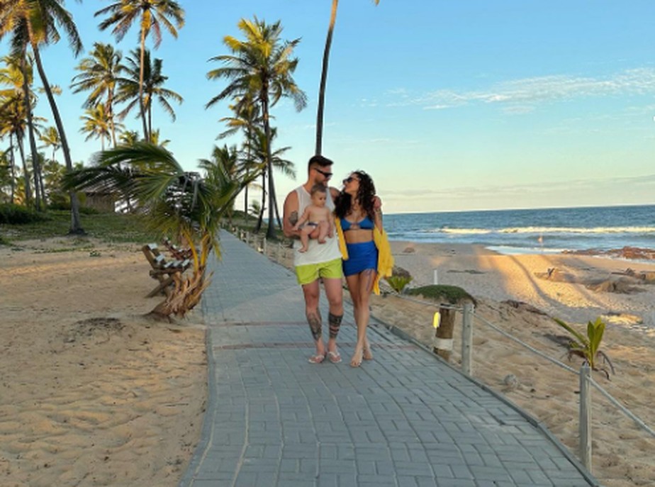 Paula Amorim e Breno Simões curtem férias com o filho, Theo, na Costa do Sauípe