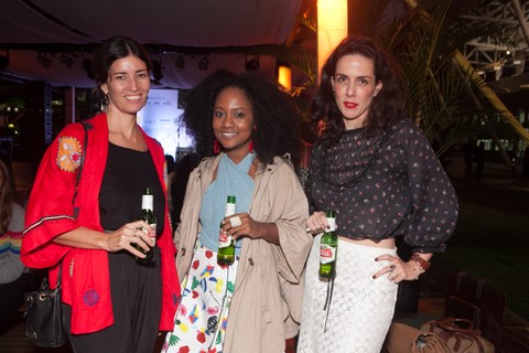Cris Nogueira, Luiza Brasil e Ana Isabel de Carvalho Pinto brindam ao sucesso do evento com Stella Artois