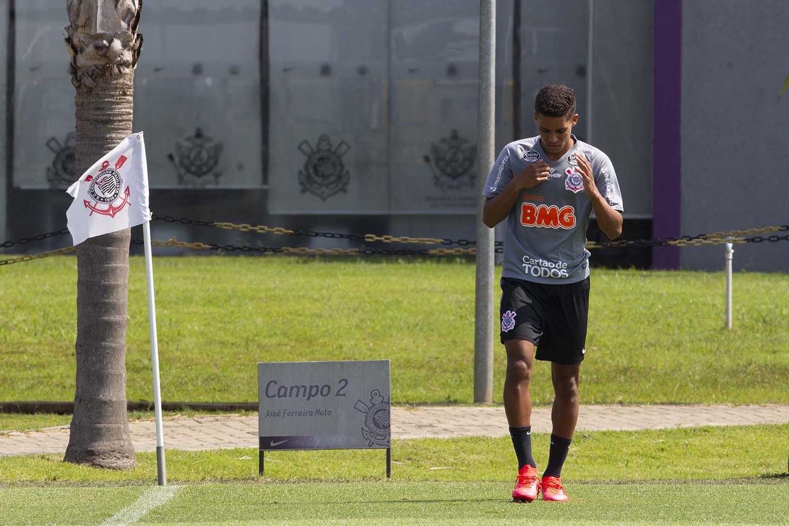 Com campeonatos paralisados, Pedrinho não sabe se terá jogo de despedida do Corinthians