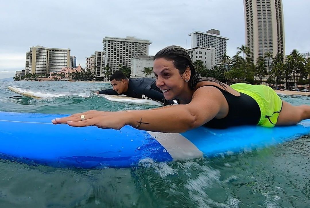 Carla Perez surfa pela primeira vez (Foto: Reprodução Instagram)