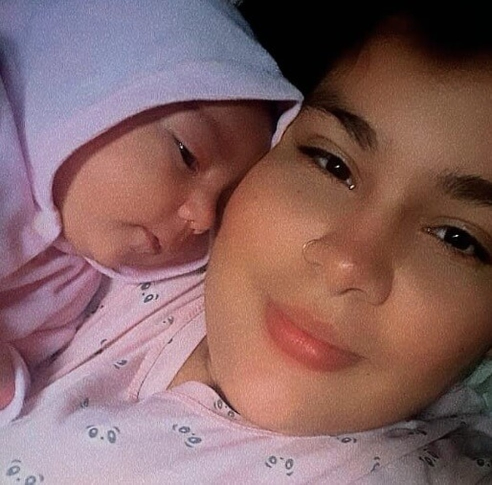 Amanda Coelho de Jesus, de 23 anos, moradora do Bairro Silvanópolis, em Cuiabá, teve bebê sem ao menos saber que estava grávida — Foto: Reprodução
