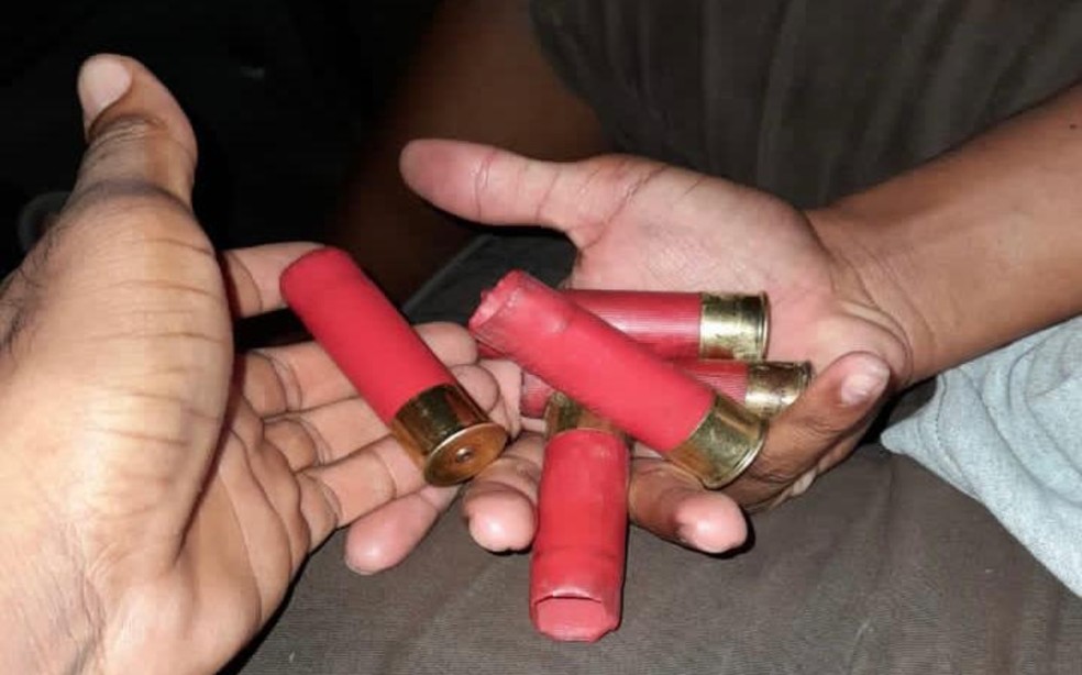 Projéteis e explosivos foram encontrados pelos moradores próximo à agência bancária — Foto: Portal Professor Thiago