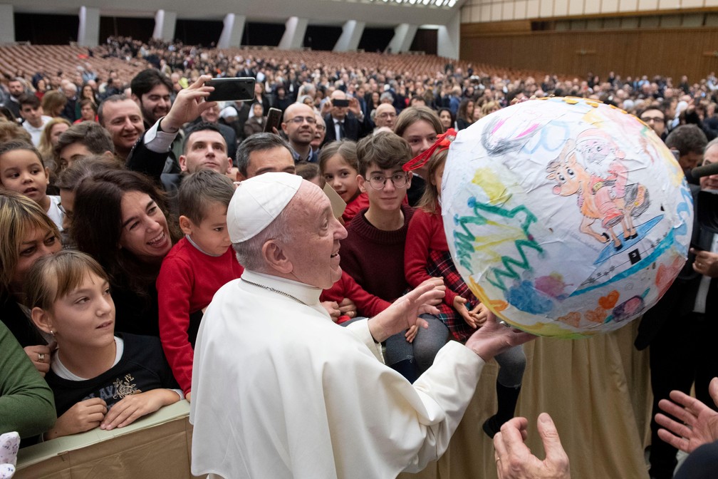 Papa Francisco cumprimenta crianças antes de discurso no Vaticano neste sábado (21) — Foto:  Vatican Media/Handout via REUTERS