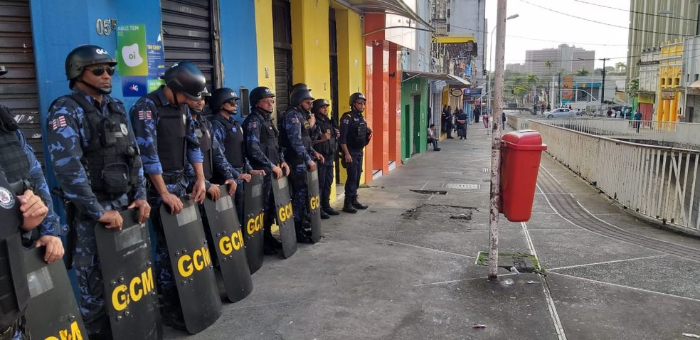 Ação da Sedurb acontece desde 4h com guardas municipais, policiais militares e agentes da secretaria, em João Pessoa — Foto: Danilo Alves/TV Cabo Branco