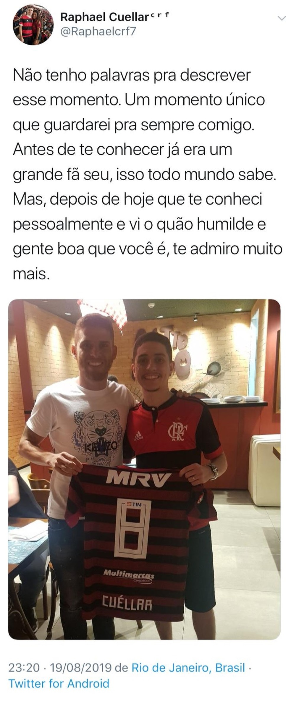Raphael publicou foto do dia em que se encontrou com seu ídolo, Cuéllar — Foto: Reprodução / Twitter