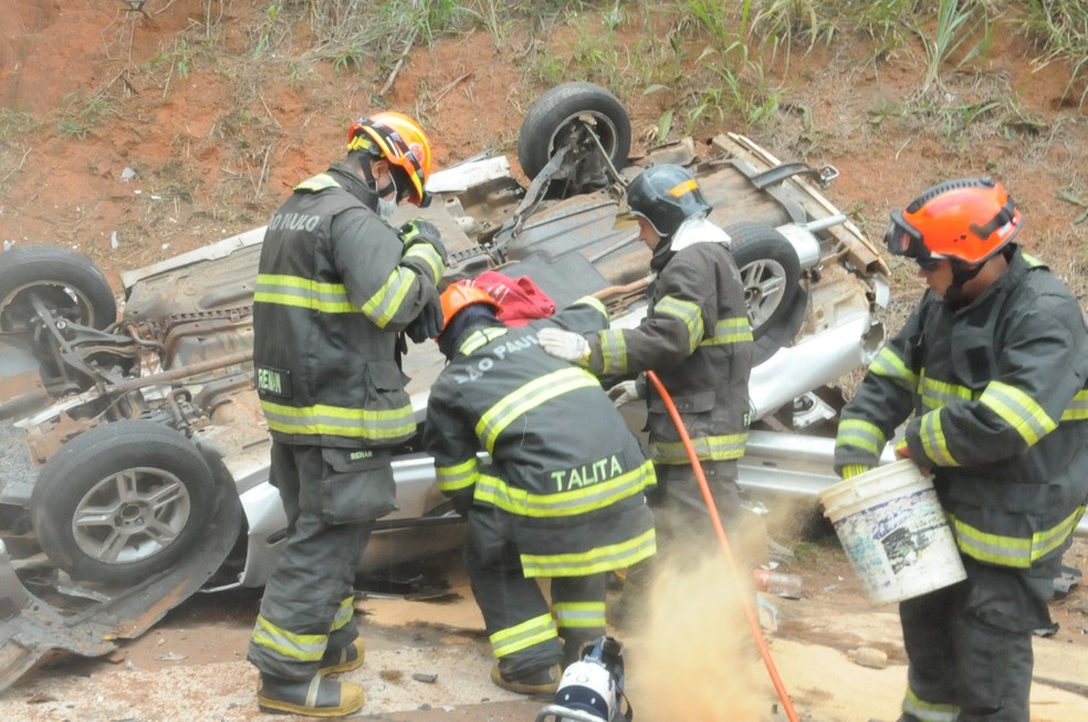 Carro caiu na Rodovia Comandante João Ribeiro de Barros (SP-294), em Osvaldo Cruz (SP) — Foto: Cristiano Nascimento/Jornal Cidade Aberta