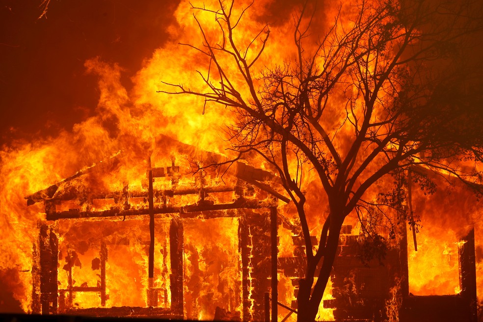 Casa em chamas na cidade de Vacaville, na Califórnia, em 19 de agosto de 2020 — Foto: Stephen Lam/Reuters