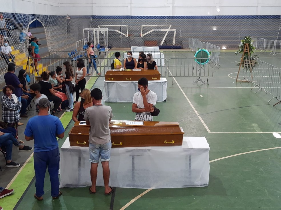 Vítimas de acidente em Taguaí foram veladas em ginásio de Itaí (SP) — Foto: Mike Adas/TV TEM