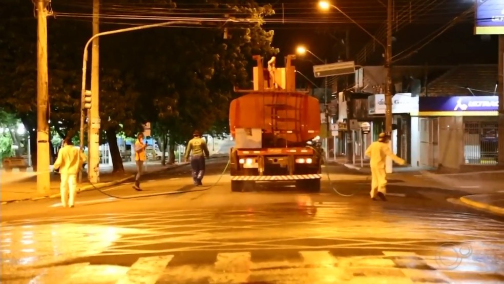 Ruas de grande movimento de Andradina vão receber limpeza com água sanitária — Foto: TV TEM/Reprodução